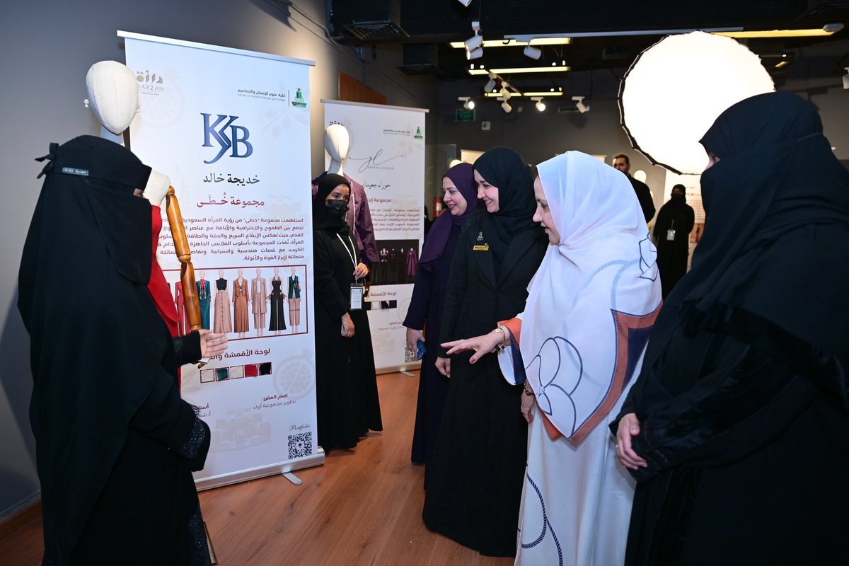 Saudi__Platform's tweet photo. جامعة الملك عبدالعزيز تطلق النسخة الرابعة من معرض «درزة» لإبداعات طالبات قسم الأزياء والنسيج تحت شعار «سِجال»

المعرض يجسد التكامل بين التعليم الأكاديمي وسوق العمل ويبرز مواهب طالبات الأزياء والنسيج

جدة –
نظّمت جامعة الملك عبدالعزيز، ممثلةً في قسم الأزياء والنسيج بكلية علوم الإنسان والتصاميم، فعالية معرض «درزة» في نسخته الرابعة، وذلك بحضور عدد من المسؤولين وسيدات الأعمال والمتخصصين في صناعة الأزياء والموضة، بمقر الجمعية العربية السعودية للثقافة والفنون بجدة، في حدث يُعد الأبرز لاستعراض مشاريع وإبداعات طالبات القسم وتجسيد التكامل بين التعليم الأكاديمي والممارسة المهنية.

ويهدف معرض «درزة» إلى إبراز مواهب الطالبات وتأهيلهن لسوق العمل من خلال تقديم مشاريع تصميمية مبتكرة تعكس الهوية السعودية بروح عصرية، كما يتيح فرصاً للتواصل المباشر مع المختصين والمستثمرين ورواد الأعمال في قطاع الأزياء والنسيج، بما يسهم في إعداد كوادر وطنية قادرة على المنافسة والإبداع.

وألقت عميدة كلية علوم الإنسان والتصاميم أ. د. نهلة قهوجي كلمة رحبت فيها بالضيوف، مؤكدةً أن انطلاق الموسم الرابع من «درزة» يمثل إنجازاً جديداً يُضاف إلى إنجازات الكلية، ويعكس ما تصنعه بيئة التعليم حين تؤمن بالموهبة وتدعم الإبداع وتفتح آفاق الابتكار والتميز أمام الطالبات.

وأضافت أن «درزة» أصبح جزءاً من هوية الكلية وقسم الأزياء والنسيج، كونه يشكل جسراً يربط المؤسسة التعليمية بجهات التوظيف، والقسم بشركائه في الصناعة والمجتمع، بما يعزز الحضور المهني لطالبات القسم وخريجاته ويدعم جاهزيتهن للمستقبل.

وأوضحت أن نسخة هذا العام، التي تحمل عنوان «سِجال»، تجسد روح الحوار والتنافس والحضور من خلال عرض مشاريع وتصاميم الطالبات التي جاءت ثمرةً لرحلات من البحث والتجريب والعمل المتواصل، مشيدةً بجهود الطالبات وأعضاء هيئة التدريس والشركاء الداعمين للفعالية.

وفي ختام كلمتها، شكرت قيادات جامعة الملك عبدالعزيز على دعمهم المستمر لمبادرات الكلية، كما ثمّنت جهود شركاء النجاح وأعضاء لجنة التحكيم الذين أسهموا بخبراتهم المهنية في إثراء تجربة الطالبات وتعزيز قيمتها التعليمية والمهنية.

من جانبها، ألقت رئيسة قسم الأزياء والنسيج بالجامعة ، الدكتورة وجدان توفيق كلمة أكدت فيها أن فعالية «درزة» انطلقت من رسالة القسم في بناء جسر يربط بين التعليم الأكاديمي والممارسة المهنية، مستلهمةً اسمها من معنى «الدّرزة» بوصفها الغرزة الدقيقة التي تجمع أجزاء الزي لتصنع نسيجاً متكاملاً، تحت شعار: «ومنها تبدأ الحكاية».

وأشارت إلى أن الموسم الرابع لعام 2026 يشهد مشاركة شاملة وغير مسبوقة لتجسد حضور جميع برامج قسم الأزياء والنسيج، وتبرز تنوع مخرجاته التعليمية والإبداعية من خلال أعمال ومشاريع  ثلاثة عشر مقررًا دراسيًا.
فقد شارك برنامج بكالوريوس تكنولوجيا الأزياء والنسيج بـ 45 مشروعًا من خلال ثمانية مقررات، وشاركت برامج الدراسات العليا بـ 10 مشاركات من خلال ثلاث مقررات كما شارك برنامج بكالوريوس صناعة الأزياء لذوي الإعاقة السمعية بـ 10 مشاركات من خلال ثلاثة مقررات دراسية 
 يُترجم هذا التكامل تضافر برامجنا الدراسية بمختلف مستوياتها؛ لنرى كيف تحولت كل فكرة نُفذت بإتقان إلى توثيقٍ حي لرحلة تميز، تُبرز تصاميم طالباتنا التي تجمع بين الاستدامة الثقافية والحداثة.

وأضافت أن «درزة» هذا العام يحمل اسم «سِجال» المستوحى من المنافسة والمساجلة، ليجسد الحراك المتسارع الذي يشهده قطاع الأزياء في المملكة، حيث يلتقي التراث العريق بالمعاصرة في مشهد يعزز الهوية الوطنية ويرفع من حضورها عالمياً.

كما أوضحت أن ارتباط المعرض هذا العام بفعاليات «كأس السعودية» لسباق الخيل أتاح للطالبات تقديم تصاميم تعكس روح المنافسة والإبداع، وتسرد قصة وطن يتطور بثقة وثبات نحو المستقبل.

وشهدت الفعالية إقامة جلسة حوارية بعنوان «سِجال التعاون.. التكامل بين الجامعات والقطاع الخاص في تحقيق مستهدفات رؤية المملكة 2030 في مجال الأزياء»، ناقشت سبل تعزيز الشراكات النوعية بين المؤسسات الأكاديمية والقطاع الخاص لدعم نمو صناعة الأزياء الوطنية.

يُذكر أن منصة «درزة» تأتي امتداداً لجهود جامعة الملك عبدالعزيز في دعم الابتكار وتمكين المواهب الشابة، وتعزيز الشراكة بين المؤسسات الأكاديمية والقطاعات المهنية، بما يسهم في بناء مستقبل واعد لصناعة الأزياء والتصميم في المملكة .
