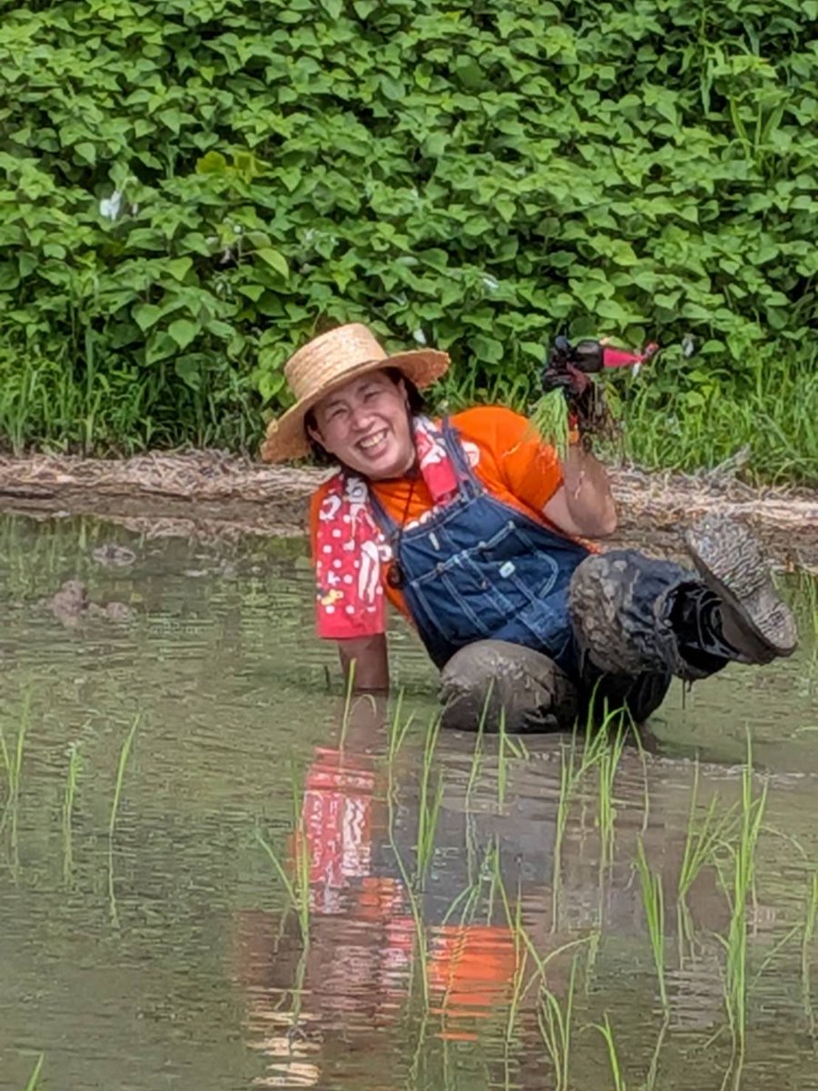t_norimi_0327's tweet photo. 徳美、生まれて初めての田植え🌾水に足がとられてひっくり返ってしまいました。
腰を曲げたままでの田植えは重労働です。農家の方々への感謝の気持ちが、たくさん、たくさん込み上げてきました。
終わった後の塩握りのおむすびは最高🍙
#高橋徳美
#徳美が行く
#牧野俊一事務所
#鹿児島
#参政党 https://t.co/iGknN3lNff