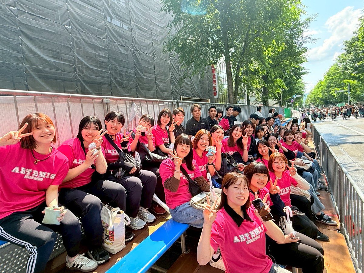 ArtemisHokkaido's tweet photo. 本日、YOSAKOIソーラン祭り2026 にて、#華鼓節 さんを選手スタッフ全員で応援してきました📣✨

華鼓節さんは、昨シーズンにホームゲームで応援団を務めていただいたよさこいチームです🤝！

いつも会場を熱く盛り上げてくださった皆さんの晴れ舞台を、今度は私たちが全力で応援させていただきました🔥

YOSAKOIソーラン祭りを生で観るのが初めての選手も多く、目の前で繰り広げられる迫力ある演舞にみんな圧倒されていました😳✨

力強さや表現力、そしてチーム全員で創り上げる一体感に大きな刺激をいただきました🥹

華鼓節の皆さん、素晴らしい演舞をありがとうございました！
明日も審査が続きますが、チームの目標を目指して頑張ってください💪🔥　アルテミス北海道一同、応援してます📣‼️

#アルテミス北海道
#YOSAKOIソーラン祭り2026
#よさこいソーラン