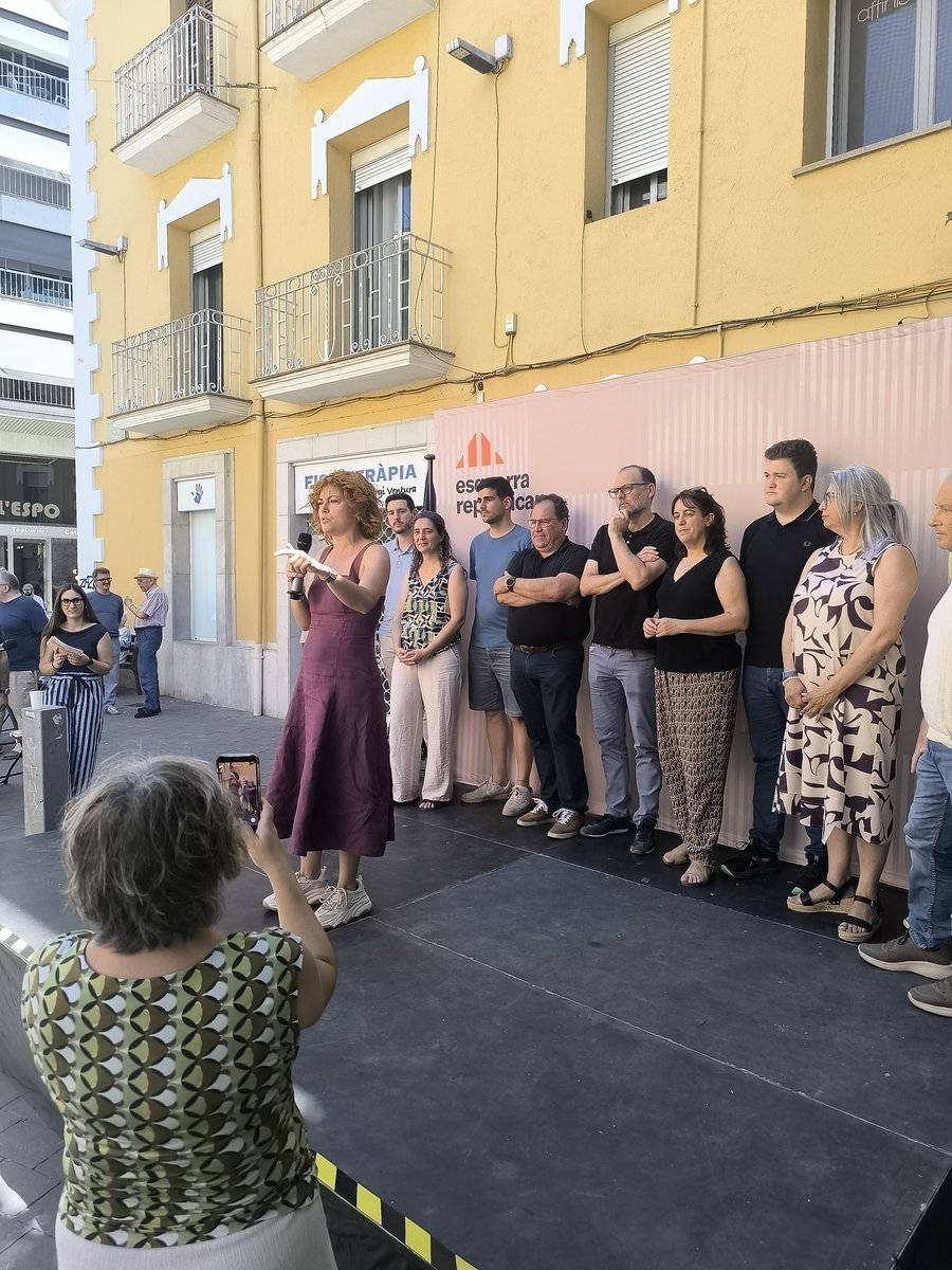 ERCGranollers's tweet photo. Aquest matí a #Granollers hem sigut un punt de trobada de la comarca un any abans de les municipals. La secretària general i candidata a l'alcaldia de Barcelona, Elisenda Alamany, ho ha deixat ben clar: En aquests moments, la solució als problemes és una: currar, currar i currar! https://t.co/KNXlXf9L2n