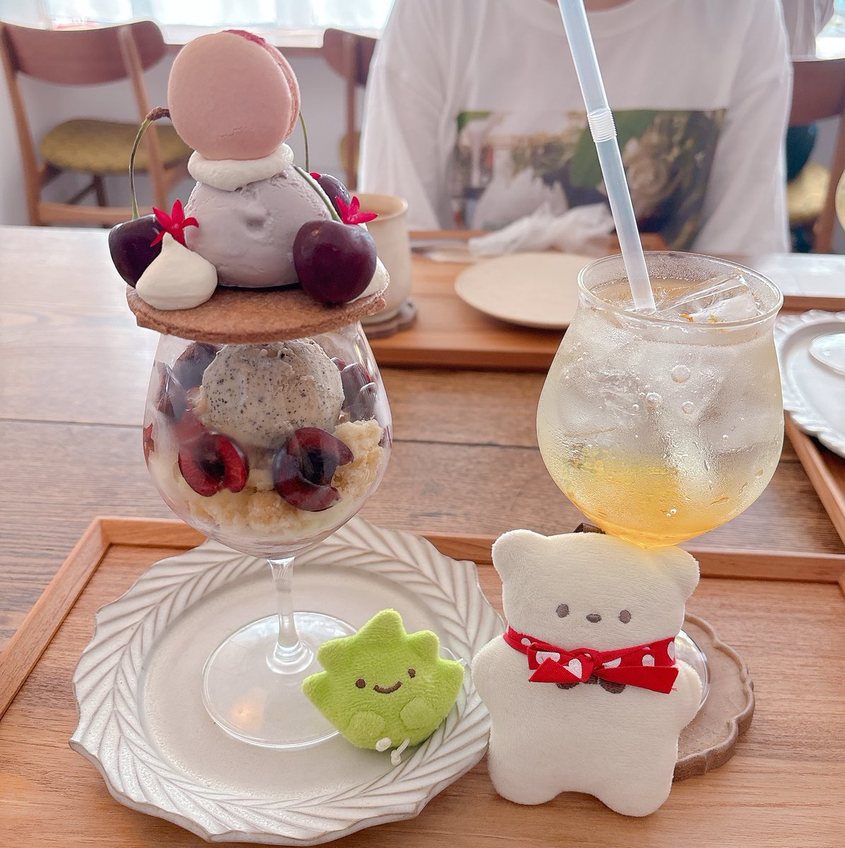 nat_mk_n's tweet photo. リピしたパフェ🍒
美味すぎる……このマカロンとラベンダーチーズアイスを無限に食べたいのだ https://t.co/eVR4s4htMd