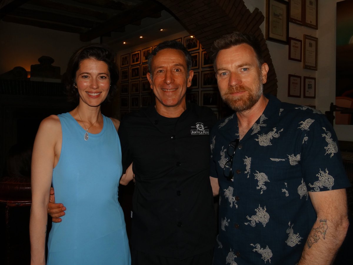 EwanDaily's tweet photo. NEW! Ewan and Mary in Italy 🇮🇹 

"Thank you Ewan McGregor and Mary Elizabeth Winstead for spending your evening with us. It was a true pleasure having you with us 🤍" 

📸 FB/Antica Pesa https://t.co/OoRrTmZWcw