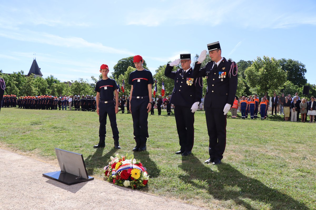 SDIS_10's tweet photo. 🚒 La cérémonie organisée ce matin dans le cadre de la Journée nationale des sapeurs-pompiers au jardin de la Cité du Vitrail à Troyesfut l’occasion de mettre à l’honneur les sapeurs-pompiers et les personnels du SDIS, et de rendre hommage aux sapeurs-pompiers décédés. https://t.co/bcOVWCySAZ