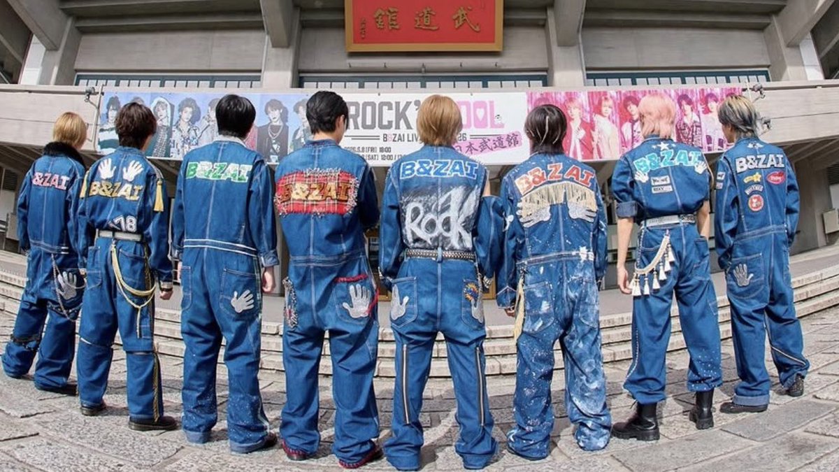 はぴぬいのTシャツの裏は、新デニム衣装の『B&ZAI』と同じ字体で