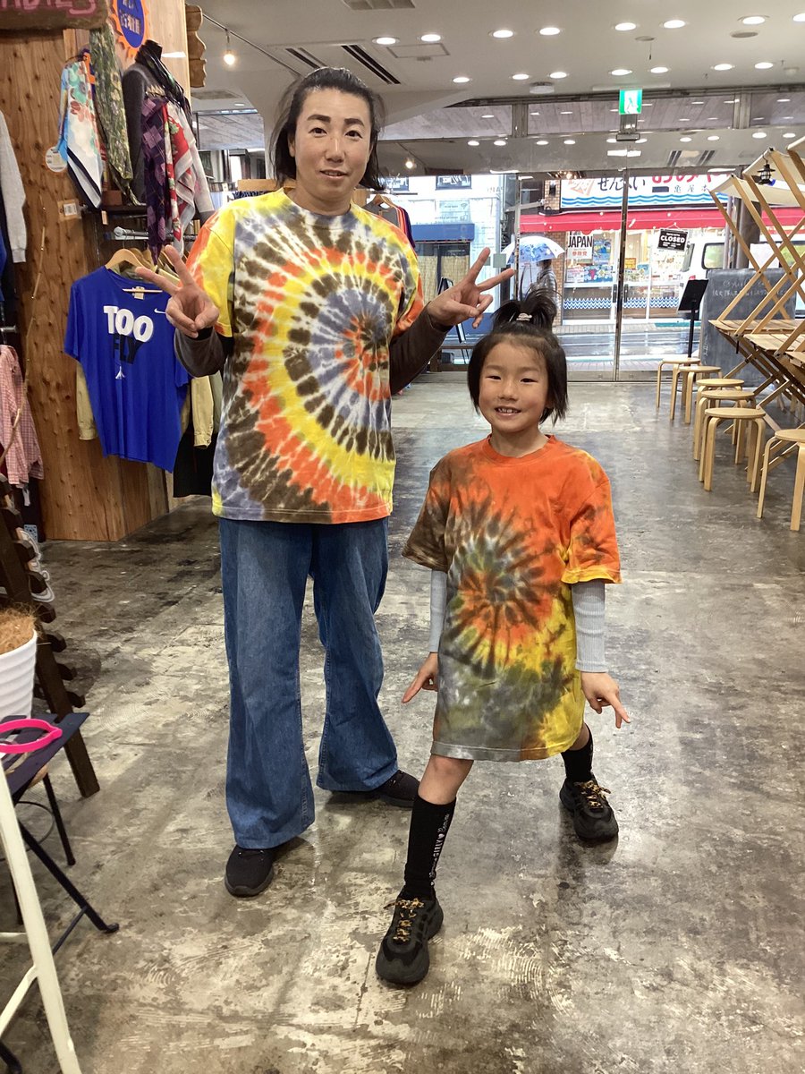 kkoouuggeenn's tweet photo. 明日のワークショップ、参加される皆さんお待ちしています😊
もし明日来れるという方はお気軽にコメントを。
Tシャツはサイズ及び数量限定なのでお早めに。
写真は地元で開催されたワークショップの様子。
親子で参加、同じ色で染色しているのに三者三様な仕上がりです😁👌
#rockinndice
#dmid2015 https://t.co/mZNVzBd84c