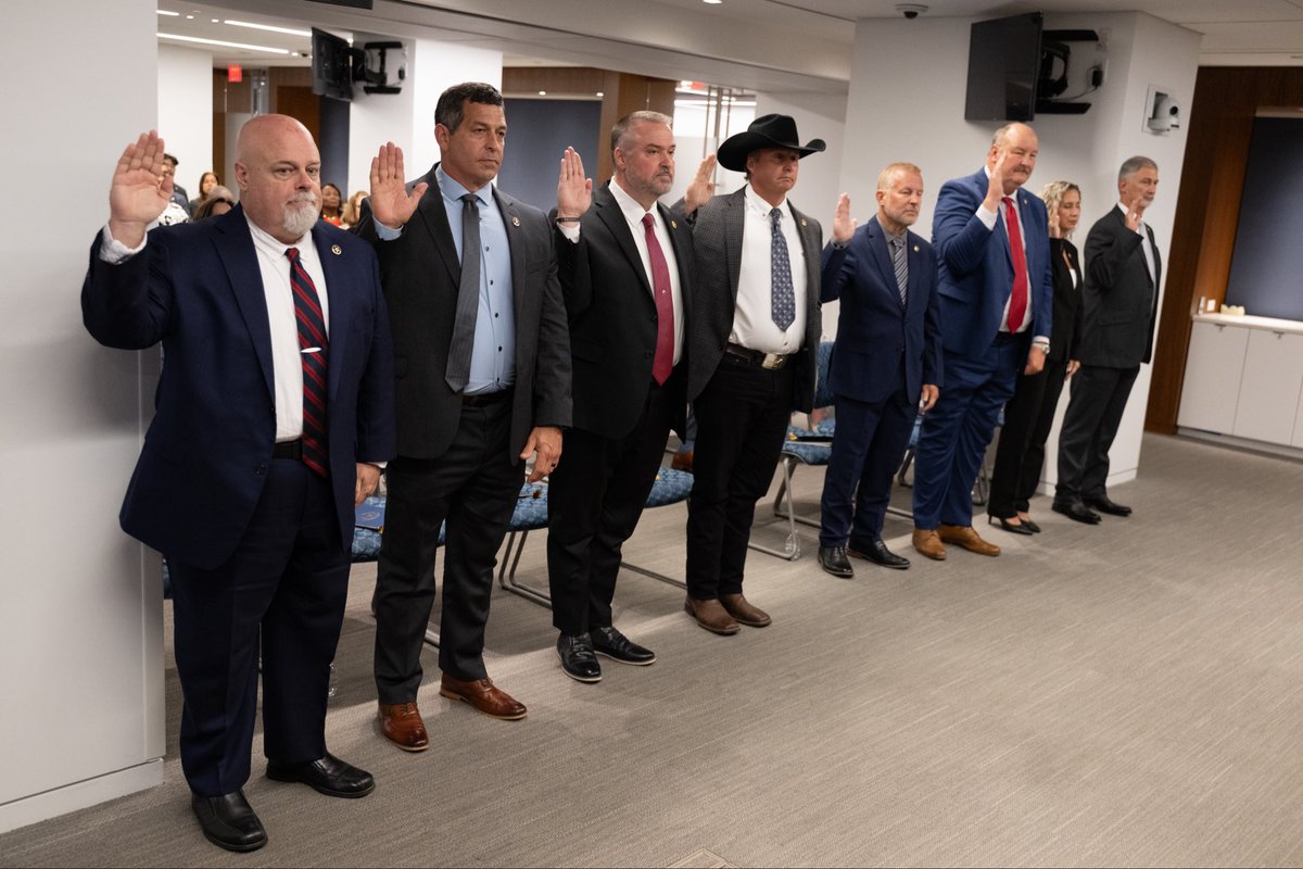 USMarshalsHQ's tweet photo. Congratulations to the eight newly appointed U.S. Marshals who recently took the oath of office administered by Director Serralta. Their willingness to serve exemplifies the professionalism, integrity, and dedication that define the U.S. Marshals Service. 🇺🇸

#USMarshals https://t.co/5SXUDeIfRX