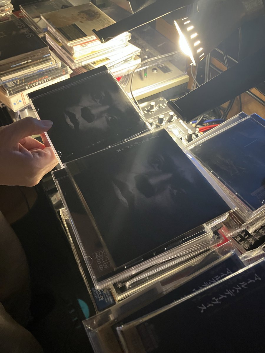 ZYMA_DRUMS's tweet photo. 蔵前でDJさせてもらってる。
これ全部マイルスのCDなんだけど、
同じのがある。

#DJ  #マイルス #miles #jazz https://t.co/scYd4rPTvp