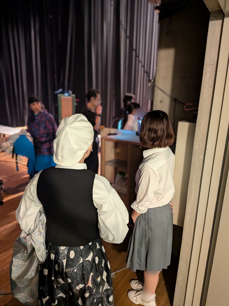 art_warabiza's tweet photo. #今週の真昼ふぉと　(6/8～6/12)

今週は大阪・兵庫・京都で学校公演でした！
写真1枚目は終演後のひとコマ📸
生徒さんの影ナレーションを見守るめぐると一郎くん…🤫
ご観劇ありがとうございました🌷✨
―――――――

【6月の一般公演】

📍仙台公演
仙台銀行ホール イズミティ21
6月23日 18:30開演
6月24日 13:30開演 ★

📍福岡公演
アクロス福岡シンフォニーホール
6月30日 18:00開演

★…鑑賞マナーゆるめの会

皆さまのご来場をお待ちしております🌳

#イーハトーブシアター #真昼の星めぐり #真昼ミュ #わらび座 #へラルボニー
