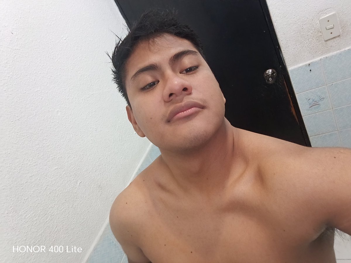 BladimirHer1210's tweet photo. Nos fuimos al gym, y me encontré a estos chicos al principio todo fue broma en el gym en meter mano y luego camino al departamento se tornó todo a una rica calentura que me dieron duro y me trague sus 🍆🍆 hasta el fondo. 😈🔥🥵🍑 https://t.co/ppQIctBldb