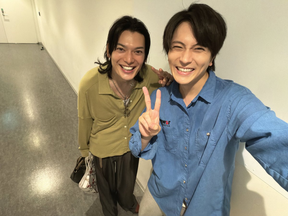 takuma_zaiki's tweet photo. 舞台「#罠」 今日は崎山つばささん、高橋克典さんが舞台観に来てくれました！！
本当に嬉しい。元気が出る！！！！
ありがとうございました😊 https://t.co/1CeUaCLkpX