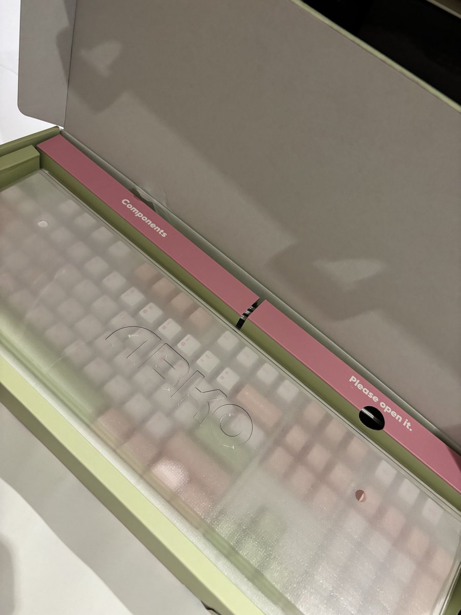 v_suya's tweet photo. しゃぶしゃぶに代行を頼んでいたオタクグッズとみどぴんキーボードをGET…！
かわいすぎる、うれしみ
問題はぬいが想像以上にデカくキャリーケース半分を圧迫することw https://t.co/PCZlt0ONV7