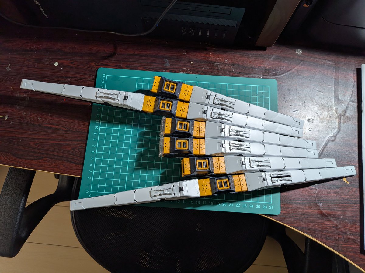 Daishinsei1's tweet photo. #フィンファンネル 全長430mm。うむ、くるしゅうないぞ。
次は台座と武装にいきます😊好きなものは最後に食べるタイプですw
  #PGUνガンダム https://t.co/ds2ivZPRhy