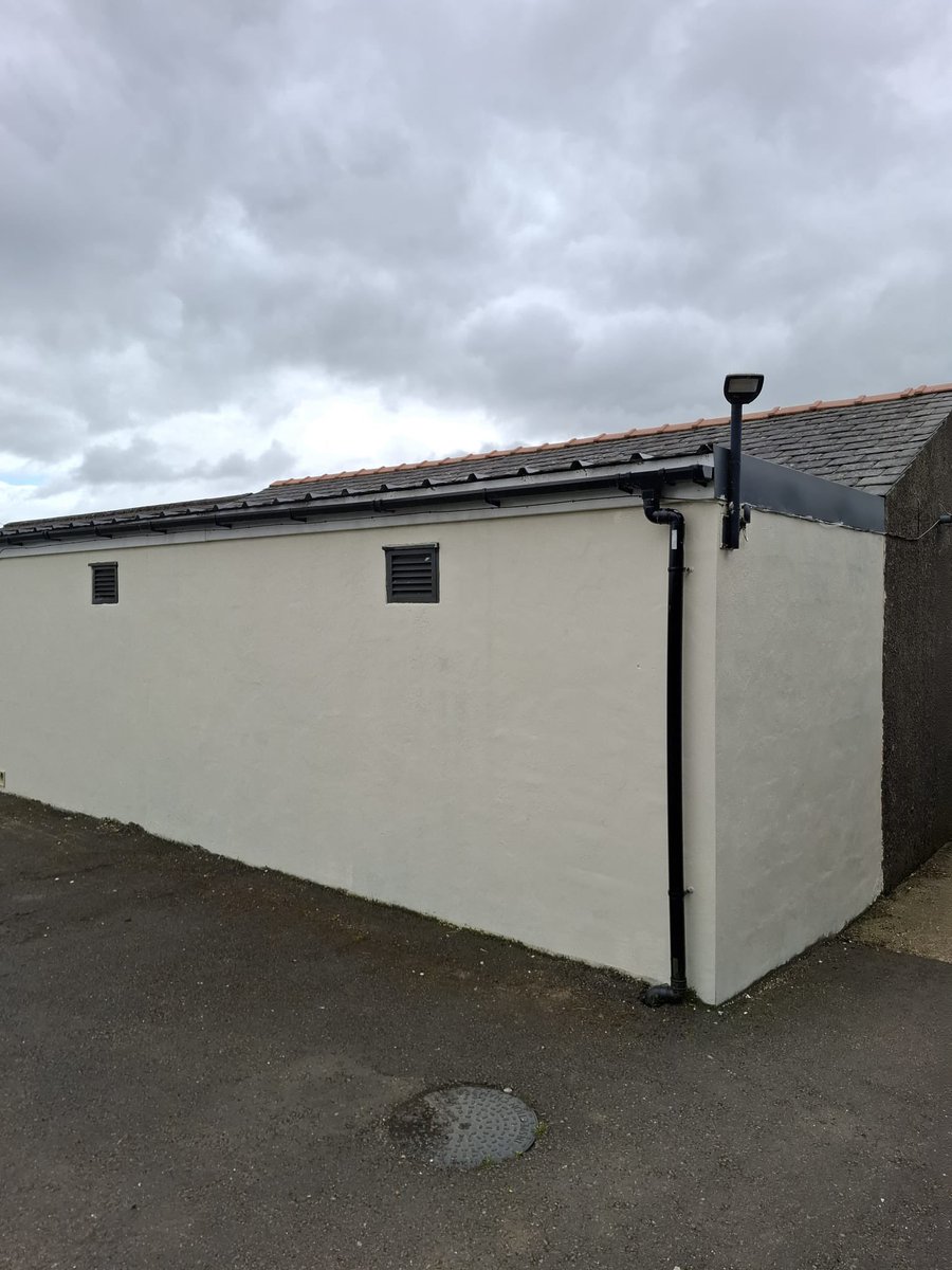 barlickfc's tweet photo. Happy Saturday 

More improvements have been happening at The SBS our committee members and volunteers have had the paint and paint brushes out and doing quite a few general repairs.
Thank you for everyone’s hard work 💙💛 #teamwork #seasonprep https://t.co/GmlbgJC4Sy