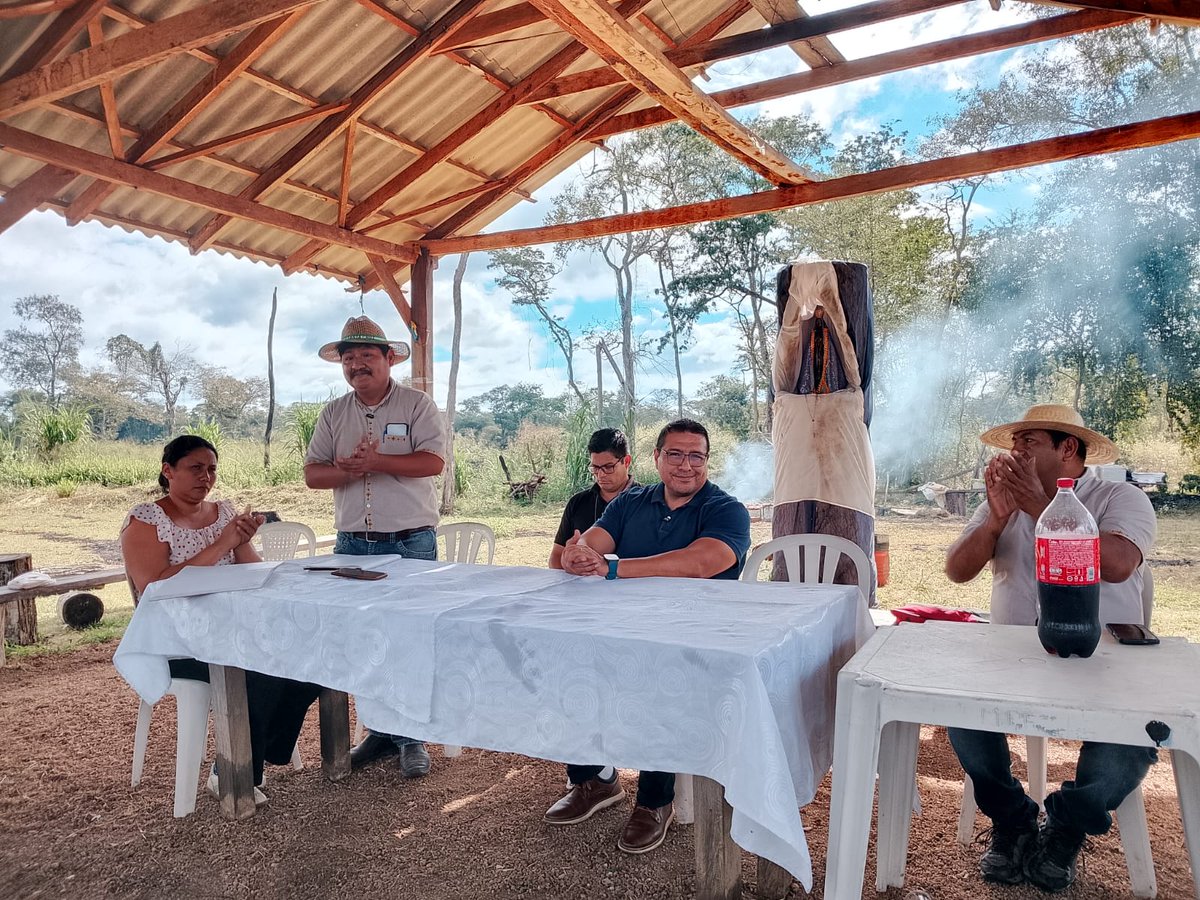 DelMutun's tweet photo. ¡Feliz aniversario, Comunidad "Nuestra Señora Aparecida"! 🎂✨

​Para la ESM, la mejor forma de celebrar es estando presentes. Por eso, nuestro Presidente Ejecutivo, Ing. Álvaro Tejerina Olivera, visitó la comunidad en su día, para hacer llegar sus felicitaciones. https://t.co/5Vd0RmRxLK