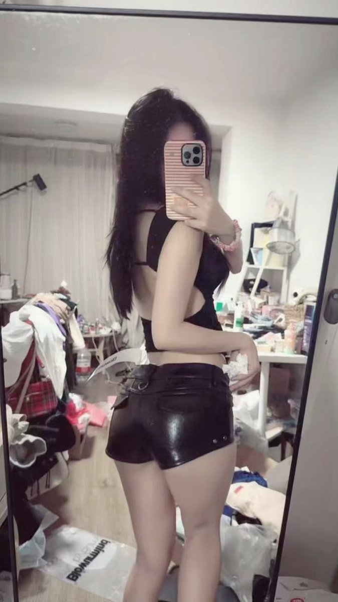 jen8907's tweet photo. 现在在拍的短剧，给买的戏服已经完全穿不了了 这个月胖好多啊😭 https://t.co/h0HwQt9Ir2