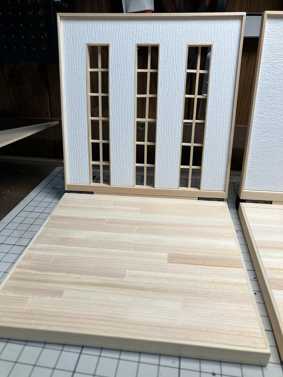 試作品の展示販売品① ブック型スタンドの洋風3種類（各一台） 窓の