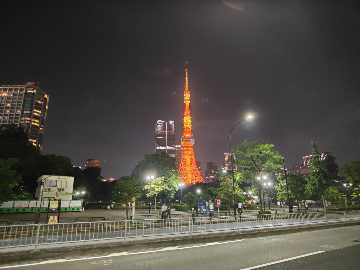 Shira448_2's tweet photo. 今日はとうとう日傘を使いました。夜はまだ涼しくていいですね。

#趣味ゴミ拾い https://t.co/BaT72NVBTT