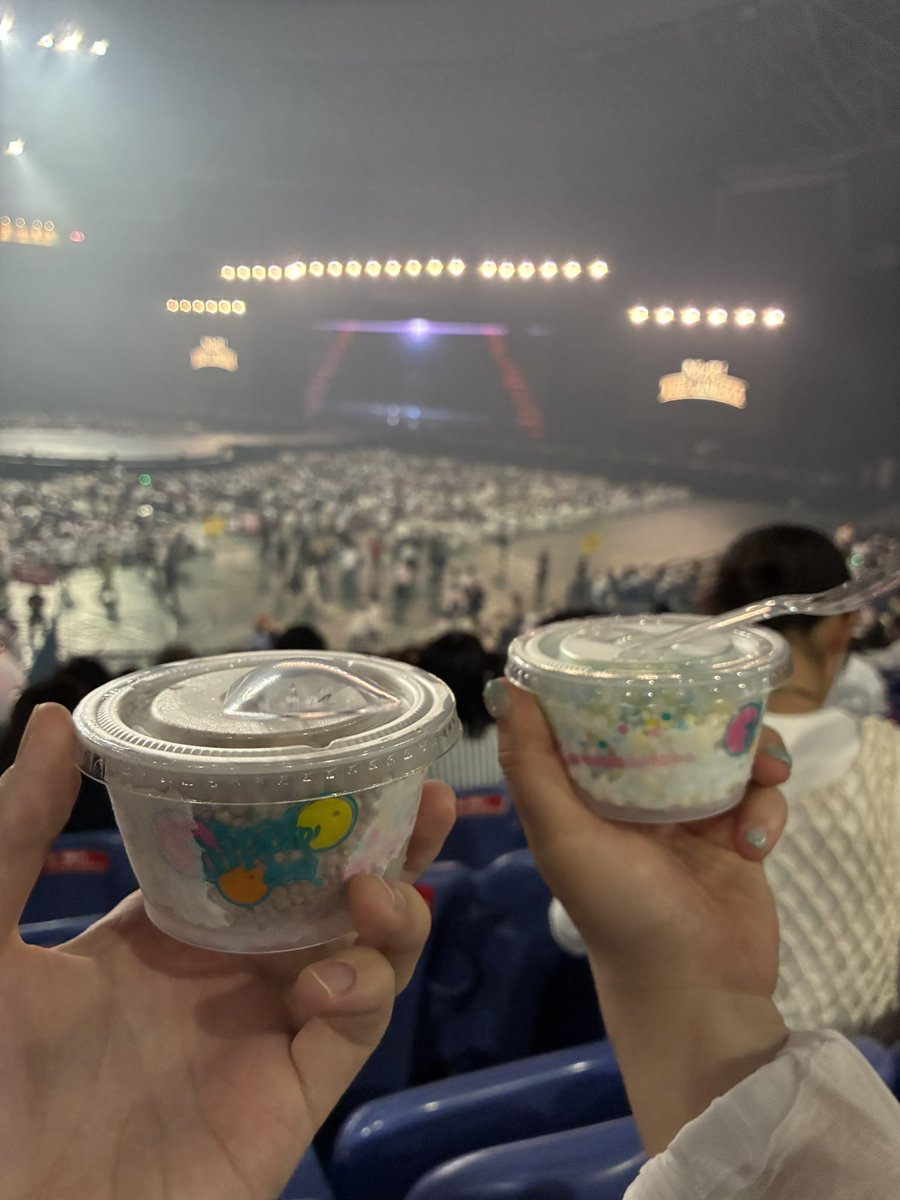 wanabearestar's tweet photo. live前に優雅にアイス食べたのもいい思い出☺️
#niziu https://t.co/k9fD7skopO