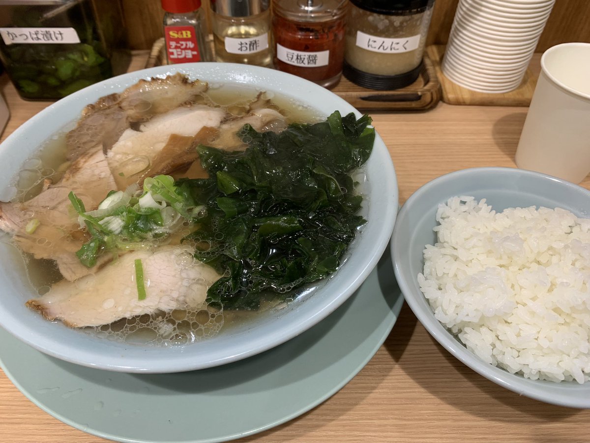 IidaIida55's tweet photo. 今月から始動したWEL RISE
MCさせてもらいました！
みんな面白くて大盛り上がり！
お客さんみんなとあのネタおもろかったよねーって話したい気分！
この熱気はほんもんやんね！
1人でラーメン打ち上げしちゃうよね。
これから毎月MCささてもらえるってさ
よろしくお願いします！ https://t.co/X3kJ6ecO09
