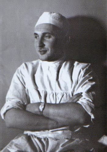 Jan34733995's tweet photo. 13.06.1914 r. - w Złoczewie urodził się Piotr Skobelski (Петро Скобельський).

Ukrainiec.
Lekarz.
Członek UPA w randze porucznika.

W 1941 r., jako ekspert, przewodniczył komisji badającej zbrodnie bolszewików w zamku w Złoczowie, wykorzystywanym jako więzienie przez NKWD.

Od 1943 r. służył w dywizji SS „Galicja” jako lekarz w randze obersturmführera SS.

Zginął 01.05.1945 r. w podziemnym szpitalu UPA w wsi Sławuta.

Był bratem babci ukraińskiego polityka Olega Tiahnyboka (Олега Тягнибока).

... a kim jest rzeczony Oleg?
Radzę doczytać.
To się zdziwicie.