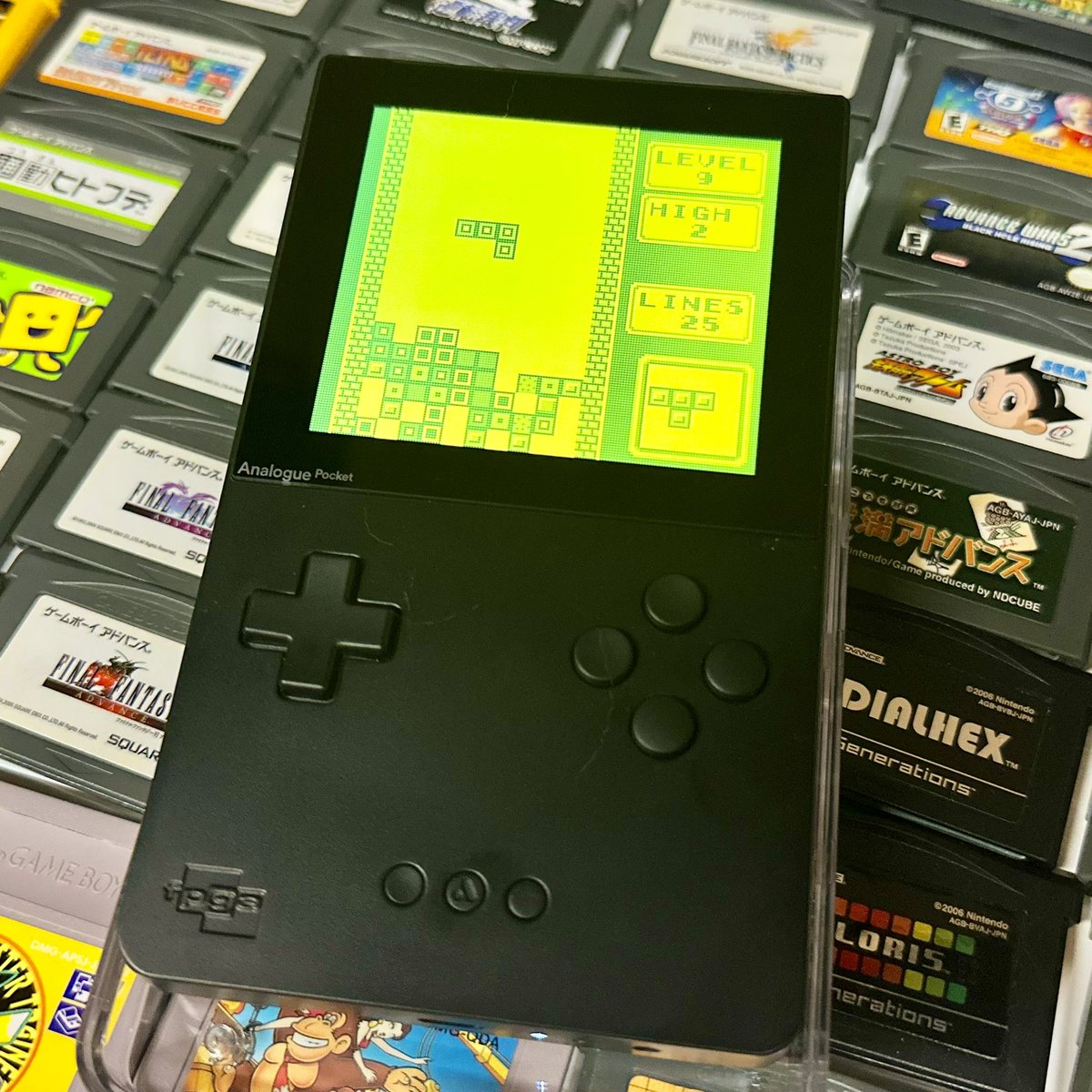 Yanzo_a55's tweet photo. 今回海外のお店から購入した商品は
『AnalogePocket』
エミュレートではなく実際のソフトを差し込んで遊ぶゲーム機なのです。
しかも解像度は初代ゲームボーイの10倍で暗いところでも遊べる！
発売当初は2年待ちくらいだったけど今なら1ヶ月で届いたよ。
海外通販心配だったけど無事届いて良かった。 https://t.co/sonr3lnZdo
