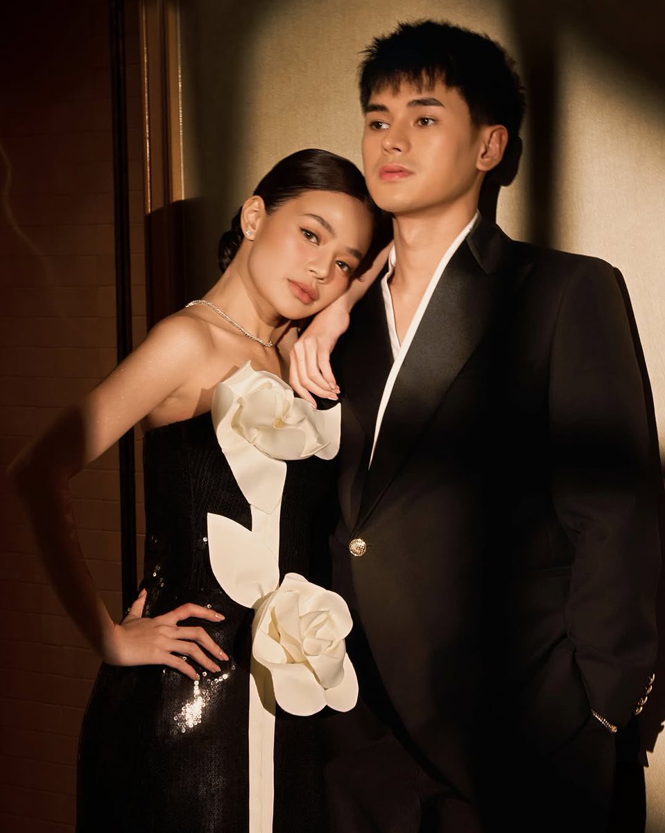 xoxodusbi's tweet photo. this looks like a wedding portrait 🖼️💛 https://t.co/BRMIcaMvXA