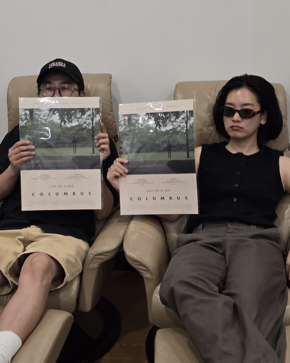 at9film's tweet photo. 이주영 배우 & 진명현 무브먼트 대표와 함께한
<콜럼버스> 힐링 메가토크 🌿

“<콜럼버스>는 콜럼버스라는 특정 지역을 코고나다 감독이
영화로 담고 싶다는 어떤 욕망을 가지고 만들어낸 작품이다.
실제 콜럼버스의 건축물을 담으면서 인물들의 서사를 넣어
만든 영화라는 점이 그 자체로 너무나 흥미롭게 다가왔다.
더불어 인물들의 관계나 서사를 떨어져서 관망하듯이,
그렇다고 버석하지는 않게 담아내는 점도 보기 드문 방식이어서 신선했다.”
— 이주영 배우💬

“건축이라는 것을 따라가며 보는 재미도 굉장히 큰 작품이었지만
이번에 재관람을 하니까 관계라는 것이 더 명확히 들어온 영화이기도 했다.
혹시라도 재관람을 하게 되신다면 '케이시'와 '진' 사이의 거리가 어떻게 좁혀지는지
그 시간들을 따라가면서 보셔도 좋겠다는 생각이 들었다.”
— 진명현 무브먼트 대표💬

요즘 같은 날씨에 딱 맞는 영화 <콜럼버스>!
지금 바로 극장에서 만나보세요🏛

#콜럼버스 #코고나다 #존조 #헤일리루리차드슨 #절찬상영중