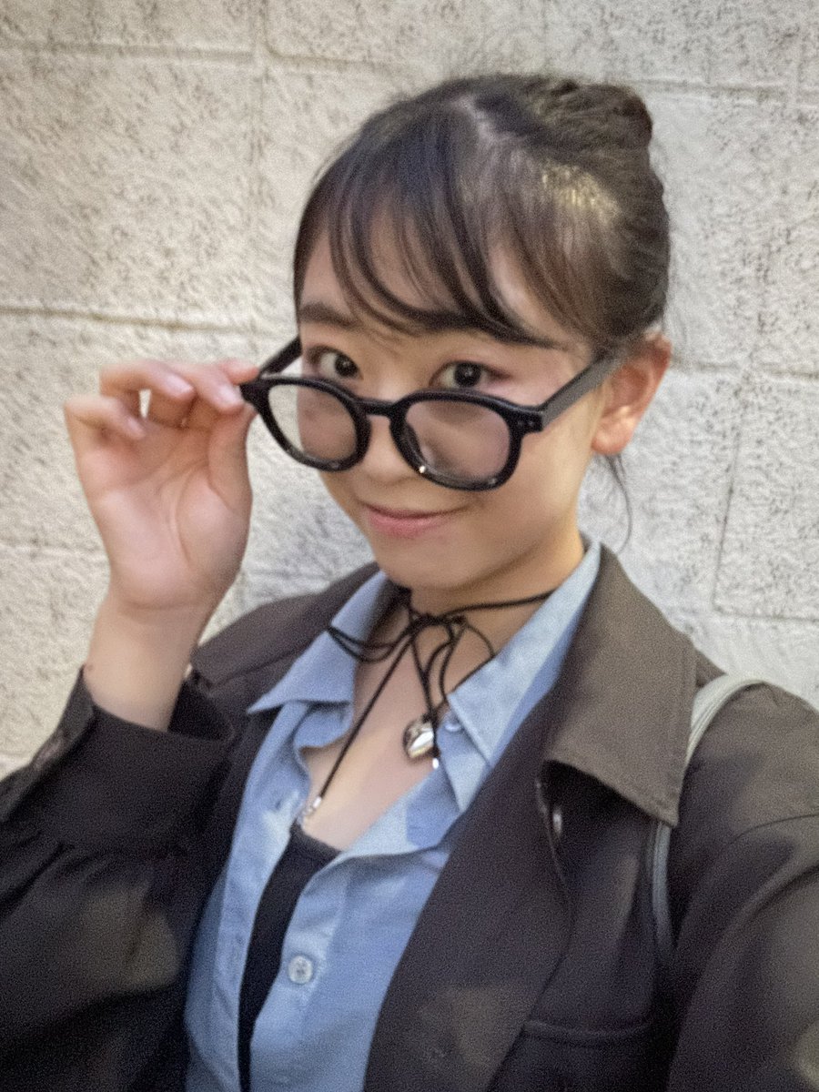 MISAMISA_baya's tweet photo. いい感じの女風味。

おだんご、伊達メガネ、チョーカー。 https://t.co/zdfInqNpjt