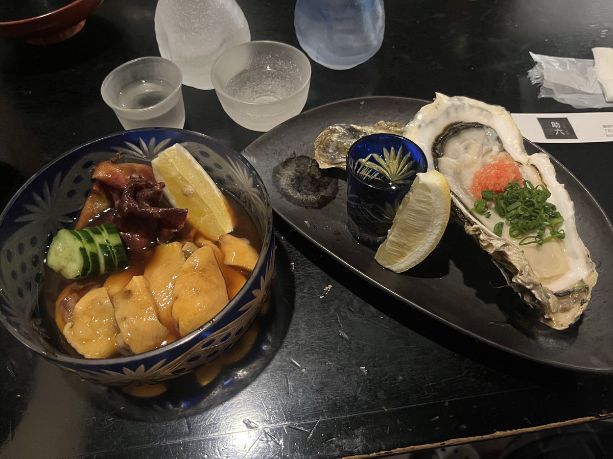 oomineshi's tweet photo. 左　南部美人　特純　
右　赤武　純吟

グランクラスで飲んだ純吟も香り良く飲みやすかったが、特純も飲みやすい
赤武は言わずもがな美味い

お通しタコスウマウマ
ホヤと牡蠣あるなら頼むわよ、かつ丼でめっちゃ満足 https://t.co/g1sRBPnxIN