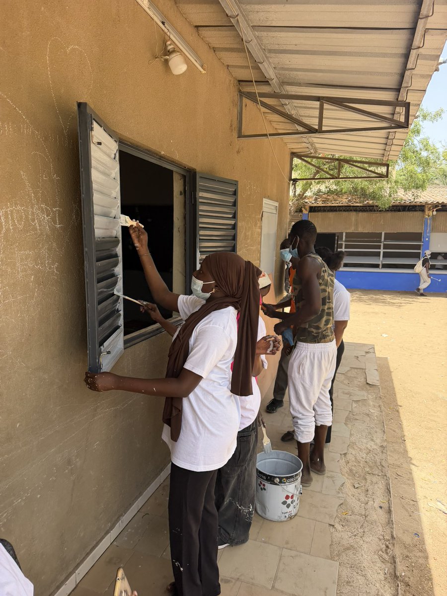 Niintche's tweet photo. 13h 25 : le CEM Badara Mbaye Kaba retrouve des couleurs.
✅ 10 classes rénovées
✅ 4 blocs de toilettes construits
✅ Portes et fenêtres réparées
✅ Rénovation des tableaux
✅ Peinture et réparation des toits
AXA Week for Good : une RSE impactante au service de l’école.
#Deurkiss https://t.co/J8T51APEVe