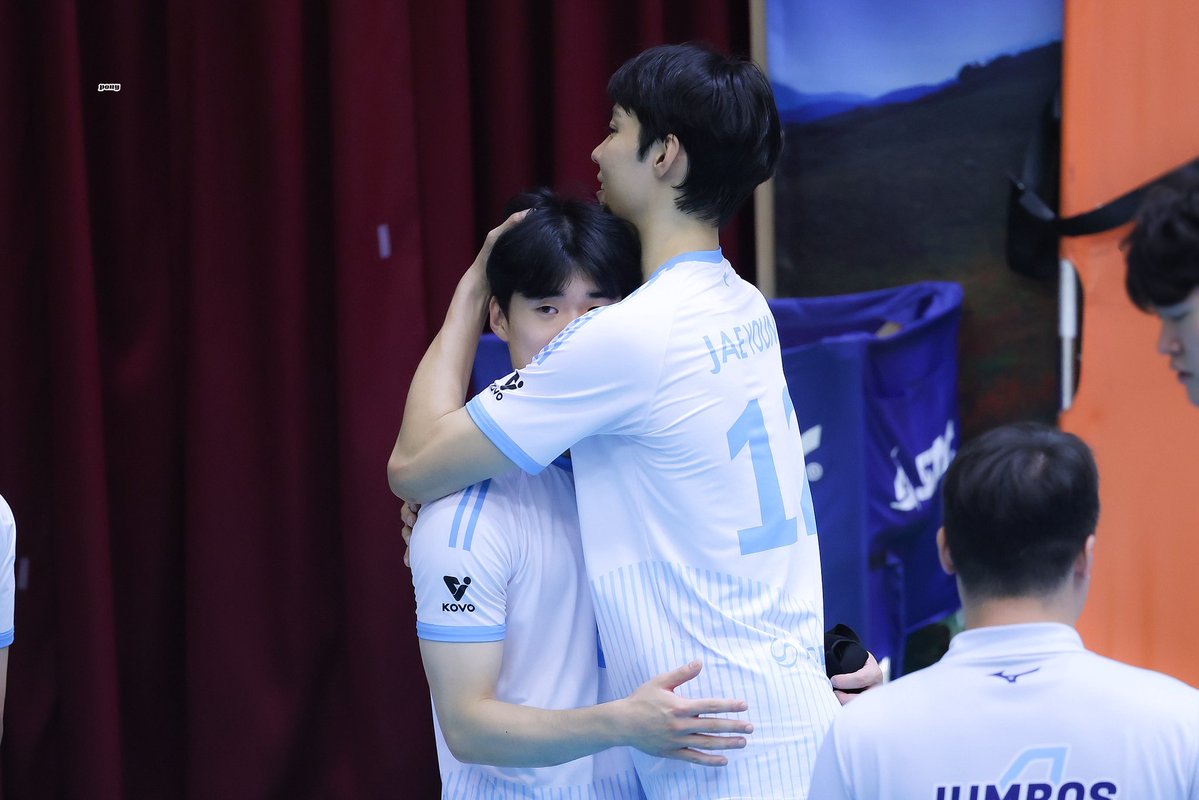 pponyxii's tweet photo. 경기 끝나고 고생한 동생들 한명한명 찾아가서 안아준거 감동 🥺 대회 기간동안 진짜 최고의 주장이었던💧
그리고 그냥 이준 https://t.co/wL5ZnuwHRL