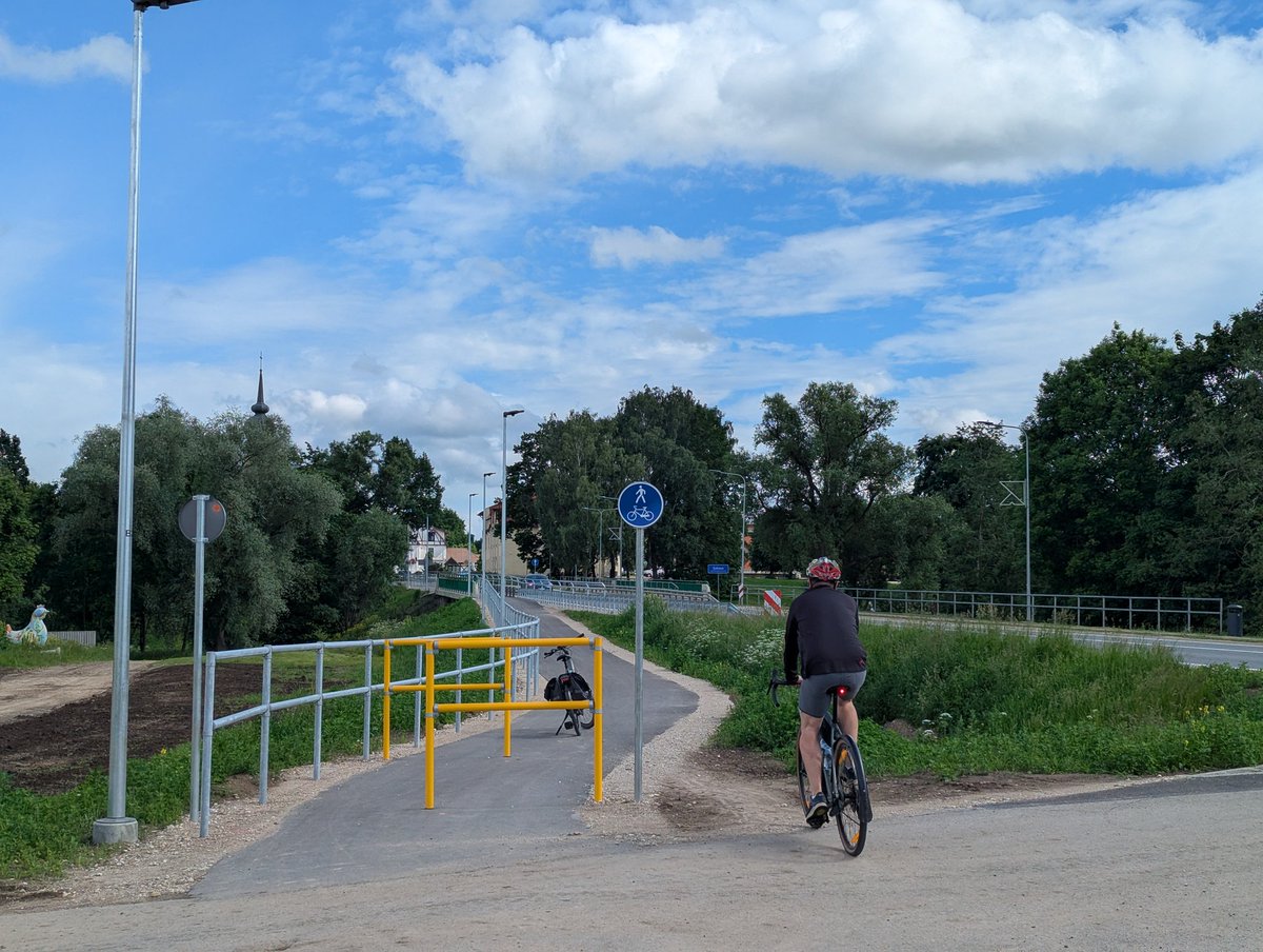 LetonCarlos's tweet photo. OMG, kādi analfabēti plāno satiksmi Ķekavas novadā🤦
Viņiem liekas,ka gājēji un velosatiksme jāmierina izliekot šādas lamatas(kuras loģiski, ka visi ignorē) vietā kur Kopīgais gājēju un velo ceļš pāriet DZĪV.ZONĀ!!! Kāda ideja? Ka auto nekad neievēros 20km/h un prioritātes? https://t.co/PtAujEbpqq