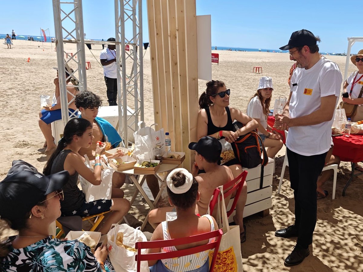 PierreLacaze31's tweet photo. La Région Occitanie agit pour le droit aux vacances.

Aujourd'hui, des centaines d'enfants et leurs familles se sont retrouvés sur la plage de Gruissan, à l'initiative de la Région et avec le soutien de son maire, Didier Codorniou et d’associations dont l’Unat et sa présidente Michèle Demessine.

Les mamans ont été très présentes, notamment celles d'Izards Attitudes, aux côtés des nombreuses associations partenaires mobilisées pour faire vivre cette belle journée. Bravo au secours populaire. A vacance ouverte, vacance et famille, la ligue de l’enseignement.

Une centaine d'enfants sont venus de Toulouse, le groupe le plus important, mais aussi de Montpellier, Perpignan, Béziers, Sète, Castelsarrasin, Muret, Saint-Sulpice, Carcassonne et Castres.

Le succès des trains liO à 1 € est également au rendez-vous, avec des milliers de billets supplémentaires utilisés pour permettre au plus grand nombre de profiter de cette journée.

Bravo à toutes et à tous pour cette réussite. Les enfants se régalent, les parents aussi, et un message fort est porté avec les associations, les syndicats et les élus : le droit aux vacances est une conquête sociale qu'il faut faire vivre et développer.

La Région Occitanie continuera d'agir pour que les loisirs, les vacances et l'accès à la mer ne soient jamais un privilège, mais un droit pour toutes et tous.