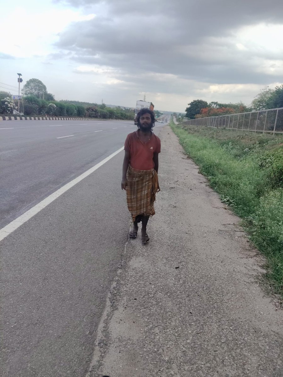 SPTumkur's tweet photo. ಕಳ್ಳಂಬೆಳ್ಳ ಪೊಲೀಸ್ ಠಾಣಾ ವ್ಯಾಪ್ತಿಯಲ್ಲಿನ ನ್ಯಾಷನಲ್ ಹೈವೇಯಲ್ಲಿ ತಿರುಗಾಡುತ್ತಿದ್ದ ಮಾನಸಿಕ ಅಸ್ವಸ್ಥ ವ್ಯಕ್ತಿಯನ್ನು ಕೋರಾ ಬಳಿ ಇರುವ ನಿರಾಶ್ರಿತರ ಪರಿಹಾರ ಕೇಂದ್ರಕ್ಕೆ ಕಳುಹಿಸಲಾಯಿತು. #TumakuruDistrictPolice
#BeSafe #PublicService
#GoodWord
@venkatashok
@KarnatakaCops https://t.co/1SDfu7f0cQ