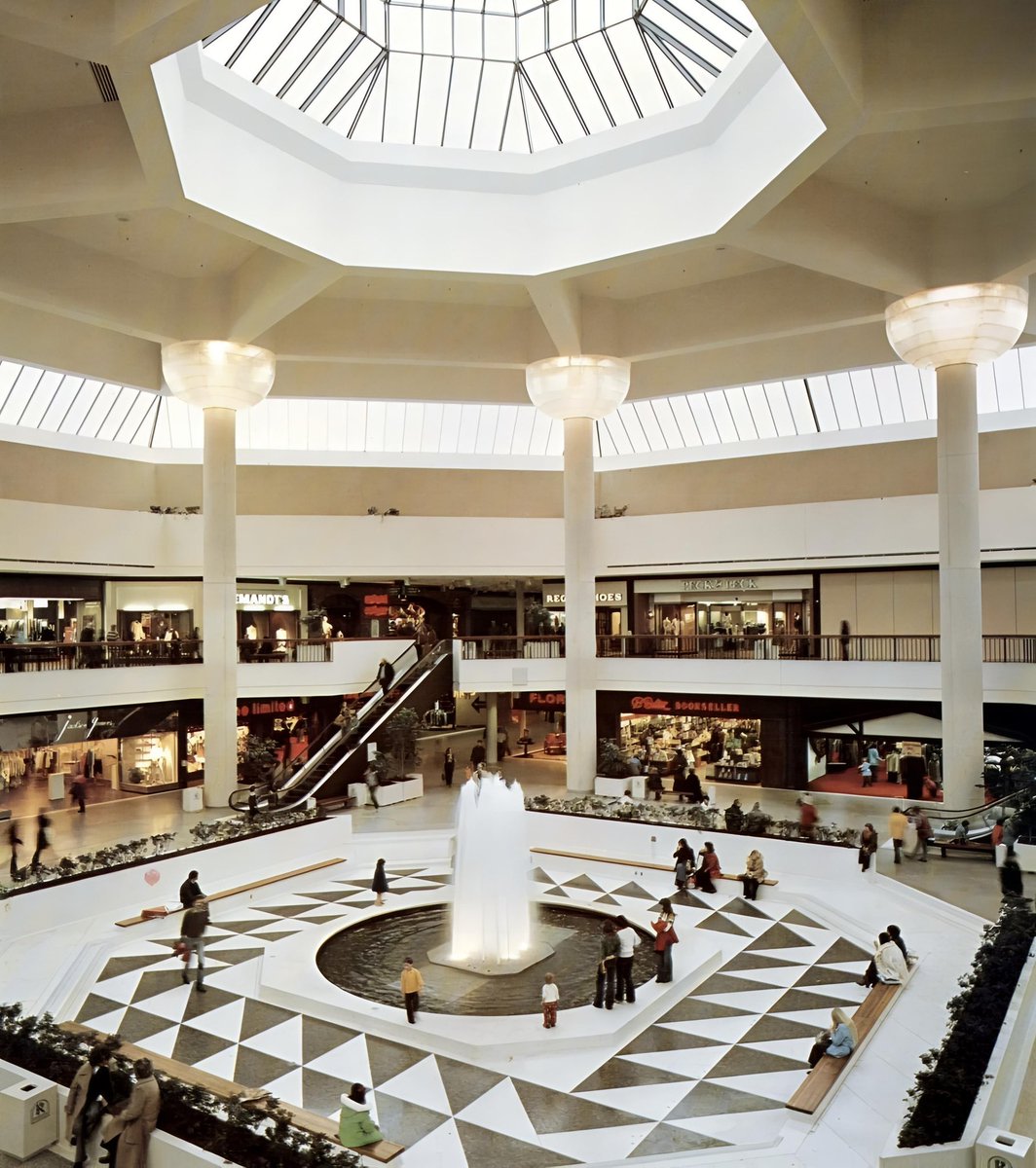 luusssso's tweet photo. The European mind cannot comprehend the pure magnificence of the American mall fountain https://t.co/cdnN4khkzr
