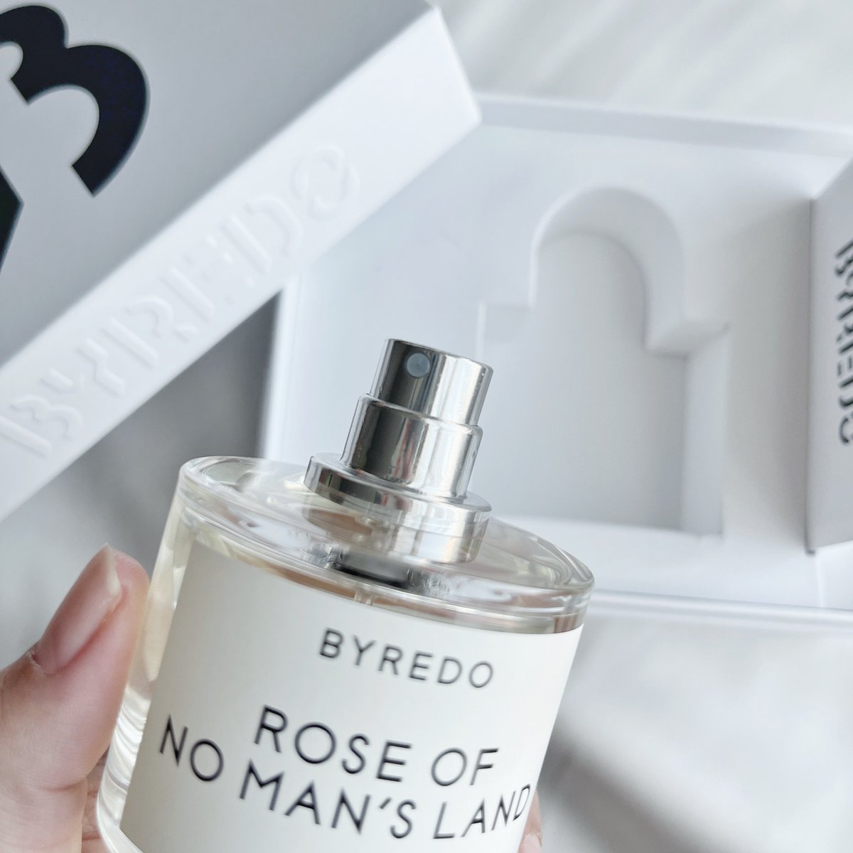 JOMMJOM's tweet photo. น้ำหอมสุดโปรดนี่ให้ byredo กลิ่น rose of no man's land ตั้งแต่เจอตัวนี้ลืมทุกกุหลาบที่เคยใช้มา เค้าสะอาด เท่ห์ มีความคลีนแต่แบบละมุน เป็นกุหลาบติดเท่ติดสะอาด ฟีลอาบน้ำวันละ 5 รอบ มาในชุดขาวกางเกงยีนส์รองเท้าหนัง แต่งหน้าไม่จัด แต่คาแรคเตอร์จัด เลิฟมาก https://t.co/biEzXBEzSt
