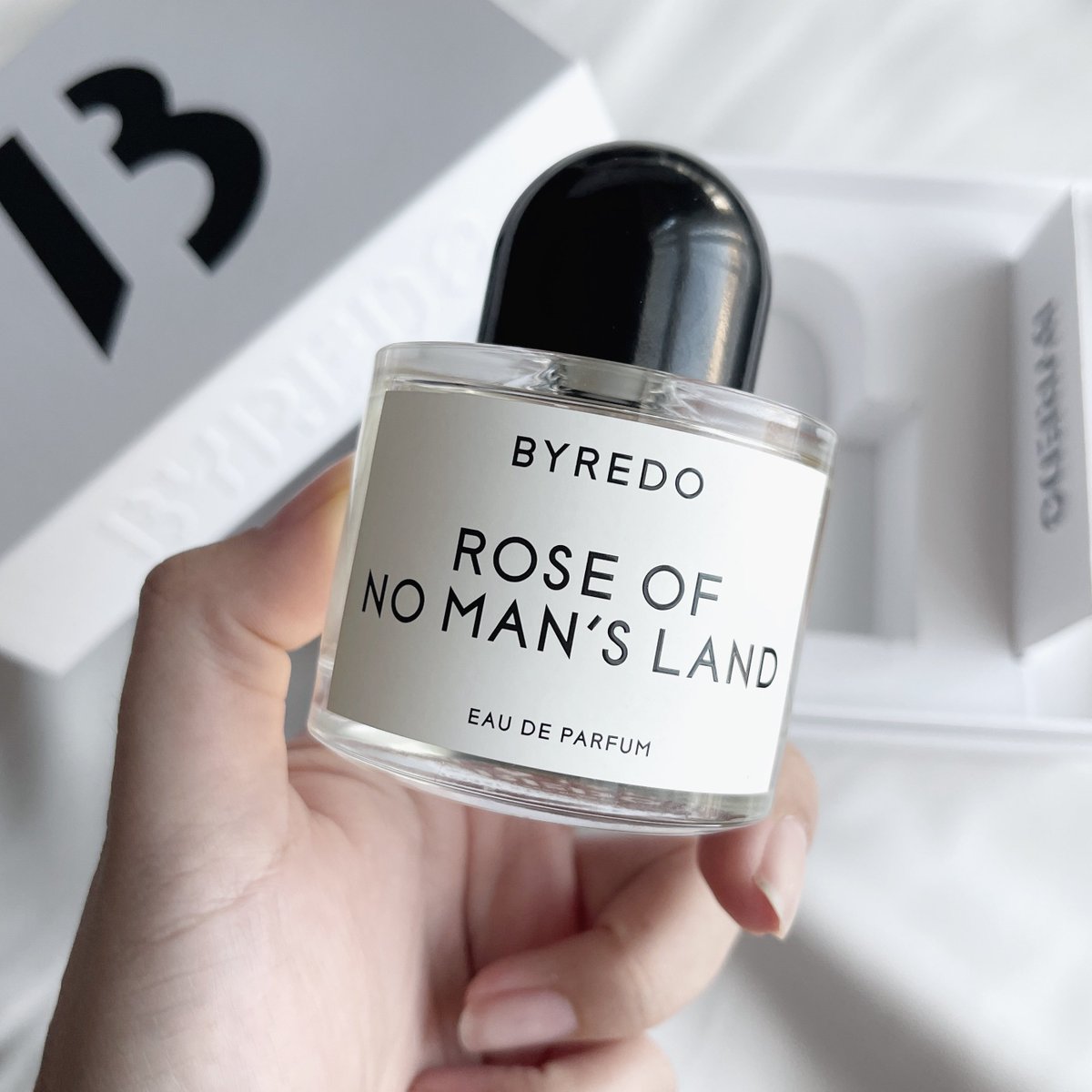 JOMMJOM's tweet photo. น้ำหอมสุดโปรดนี่ให้ byredo กลิ่น rose of no man's land ตั้งแต่เจอตัวนี้ลืมทุกกุหลาบที่เคยใช้มา เค้าสะอาด เท่ห์ มีความคลีนแต่แบบละมุน เป็นกุหลาบติดเท่ติดสะอาด ฟีลอาบน้ำวันละ 5 รอบ มาในชุดขาวกางเกงยีนส์รองเท้าหนัง แต่งหน้าไม่จัด แต่คาแรคเตอร์จัด เลิฟมาก https://t.co/biEzXBEzSt