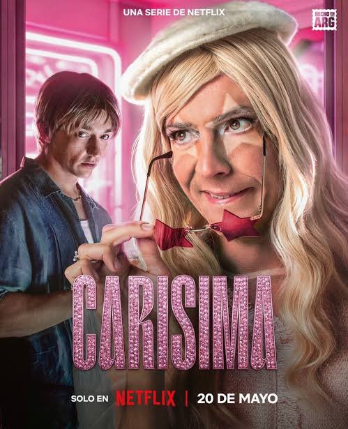 hagihey's tweet photo. Netflix『カロリナ: クイーン・オブ・インフルエンサー』（約10分×10話）
日本語吹替版が実装されました。
#フキカツ

恋愛下手な大人気インフルエンサー・カロリナがたまたま出会った謎のイケメン・レオに恋をする。しかしレオにはある思惑があった…。

この思惑がクソくだらない。
それがまたとんでもなく面白い。
センス爆発してます。

騙されたと思って観てください！
そして拡散お願いします。笑
この超絶おバカ可愛いコメディが、一人でも多くの日本の視聴者さんたちに届くことを祈っています。

ほら、1話10分前後だから…寝る前とかにサクッと。笑

私調べで恐縮ですが、今作はSNS等で大人気のガチインフルエンサーの方たちがたくさん出演されてるみたい。
主人公のカロリナ役のJulian Kartunさんはアルゼンチンのミュージシャン兼コメディアン。架空の女の子"カロリナ"としてYouTubeを中心に話題になったそうな。

日本で言うと、近いのはブリアナ・ギガンテさん（コメディアンではないけど）とかなのかな…？

一昔前でいうと、藤井隆さんのマシュー南だったり、映像作品になったってなると、とんねるずさんたちの矢島美容室とか…そういうことになるような気がします。

それこそ『ブルース・ブラザース』とか『ウェインズ・ワールド』みたいなコント番組がきっかけで映像化したコメディ映画の空気感も感じますし…そこから派生した『オースティン・パワーズ』的な雰囲気もあります。
今あんまりこういうのないから本当に嬉しい。

元の演者さんたちが超芸達者なんで字幕でも笑えるとは思いますが…日本語吹替版も負けてませんよ！ぜひ。