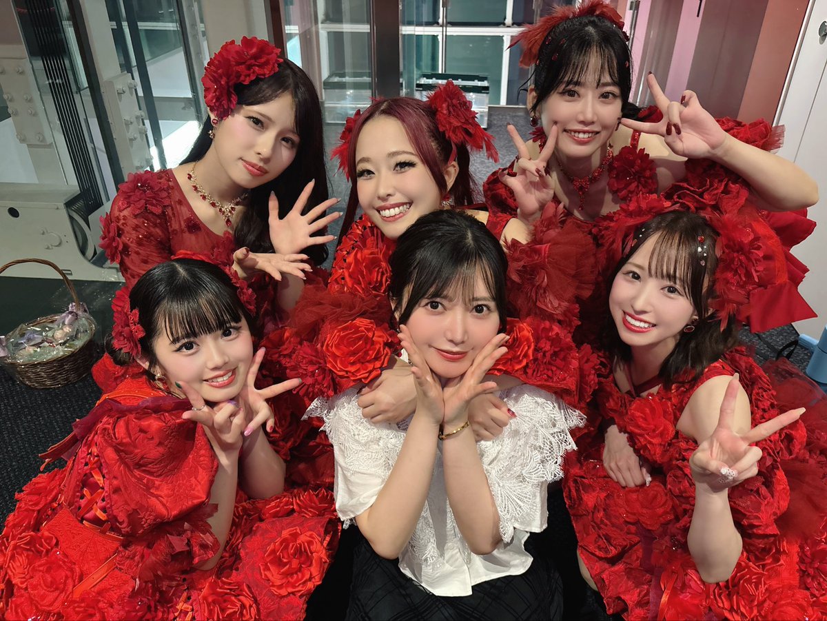 totsuka_otoha's tweet photo. 世界一最高のアイドル、フィロソフィーのダンスのライブを観てきました！みんなとっても可愛くてかっこよくて最高だったよー！
フィロソフィーのダンスは人生です！
出会ってくれてありがとう。
#フィロのス_ラストダンス https://t.co/85Q71eNffT
