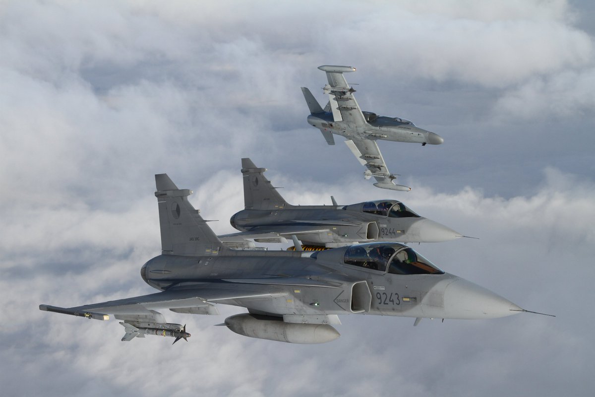 ObsDelphi's tweet photo. 🛡️Il est nécessaire que l'OTAN puisse réagir immédiatement en cas de menace.

La multiplication des incursions de drones au-dessus des pays du flanc oriental de l’OTAN devrait nous alerter.

Aujourd’hui, les nombreuses restrictions nationales imposées à l’utilisation des moyens militaires compliquent parfois la réponse collective. Donner davantage de flexibilité au commandement militaire de l’OTAN permettrait d’accélérer la prise de décision et d’éviter qu’une menace ne profite de lourdeurs administratives pour agir.

La crédibilité de l’alliance repose sur sa capacité à répondre rapidement, fermement et collectivement à toute menace. Plus les adversaires potentiels savent que l’Alliance peut agir sans délai, plus l’effet de dissuasion est fort et plus la sécurité des États membres est garantie.

Les drones fantômes envoyés par la Russie participent à cette guerre hybride que nous avons toujours une grande difficulté à combattre. Je pense que l'un des principaux problèmes est que nous restons dans une posture attentiste, passive, ce qui nous force à subir les événements.

Tant que nous accepterons de subir, la Russie continuera les provocations et essaiera de tester nos limites toujours plus.