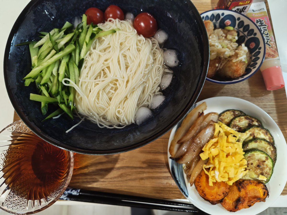 roco_moco_2000's tweet photo. 晩飯
暑いのでそうめん

なんか足りなそうだから焼野菜と、胸肉の油淋鶏もどきもつけた。

味変でめんつゆにラー油やニンニク入れて美味しかった😋 https://t.co/QVwNZgp5bF
