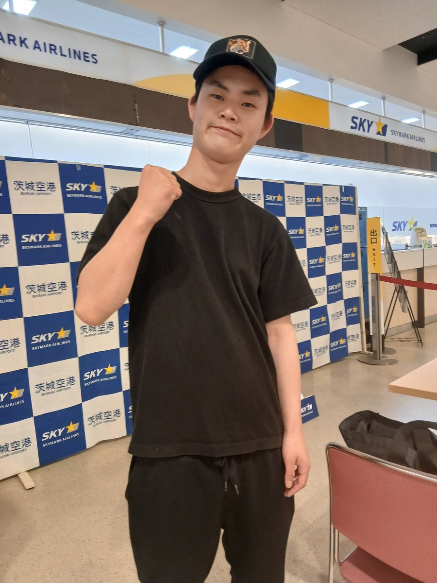 SHIGEGORI's tweet photo. 大阪旅行でした。
数ヶ月ジムに来てないけどジムにお土産買ったりトラのキャップ買ったりしてました。母ちゃんに借りた金で…。
ジムにまた復帰してSTファイト出るって言ってました。 https://t.co/StXJC5Xpam