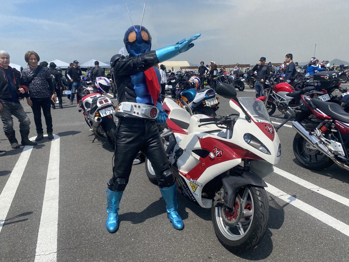 AbsSv650's tweet photo. クシタニコーヒーブレイクミーティングと毎月のバイクミーティングを掛けて集まった！
そこにライダーな（仮面）ライダーも居た(^^)
その後矢掛に行ってみんなでクリームソーダで乾杯！ https://t.co/t2jMorw9Do