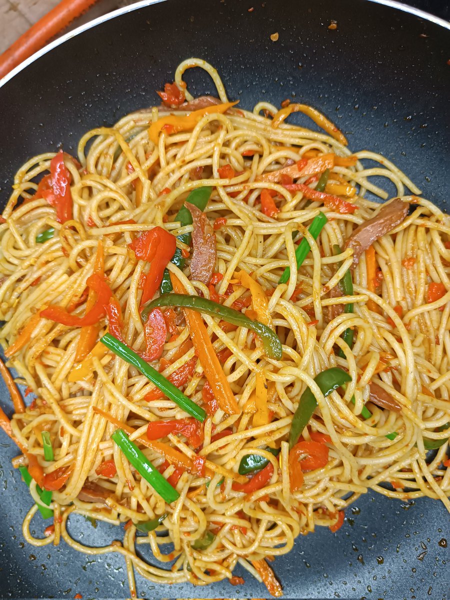 itz_tomide_'s tweet photo. Recreating this on Monday 😍

Who is interested please? A plate of yummy stir fry pasta paired with peppered chicken lap ₦6,500

Send a DM on WhatsApp: https://t.co/GATMr4Ltqp to place order💚
📍Ibadan

#TG30DayVisibility https://t.co/w8WYfX5VzL