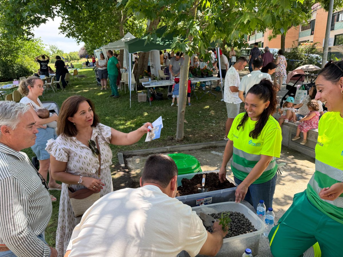 AytoLeganes's tweet photo. ♻️🌳 Hoy el Parque de Valdegrullas ha albergado la Feria del Medio Ambiente de #Leganés, un evento que aúna múltiples actividades para todos los públicos y que ha sido elegido por el Festival New European Bauhaus, que se está celebrando estos días en Bruselas 

🚛🧹🫧 Las empresas y asociaciones que trabajan por la limpieza y el Medio Ambiente en el municipio han colaborado en esta cita, que ha contado con talleres para los más pequeños y exhibiciones de drones y de las Unidades Caninas de @policia_leganes y Protección Civil. El alcalde @marecuencopp y el primer teniente de alcalde @CarlosULEG han acompañado a la concejala de Medio Ambiente @vbonetatienza en este acto multitudinario