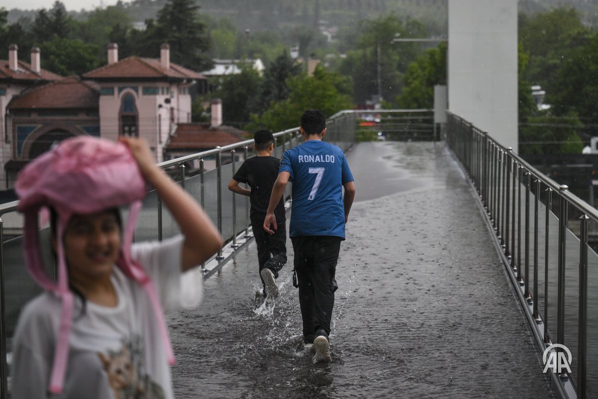 aytcunal's tweet photo. Ankara'da öğle saatlerinden sonra etkili olan sağanak yaşamı olumsuz etkiledi. Sağanağa yakalanan bazı vatandaşlar zorluk yaşadı.

FOTOĞRAFLAR / AA / @kad7aj , @Akin_Celiktas , @guclabdullah , Didem Mente, @anadoluimages https://t.co/HP8nUDni57