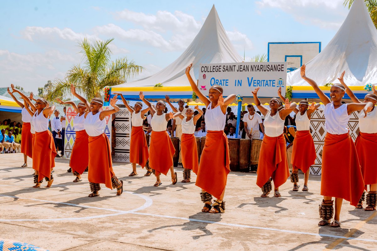 Kinyamateka_KM's tweet photo. Mu mafoto: Itorero rya College Saint Jean Nyarusange, ryasusurukije abitabiriye ibirori by'ishuri ryabo mu muco nyarwanda.
#KMAmakuru https://t.co/2nrOcrNrkC