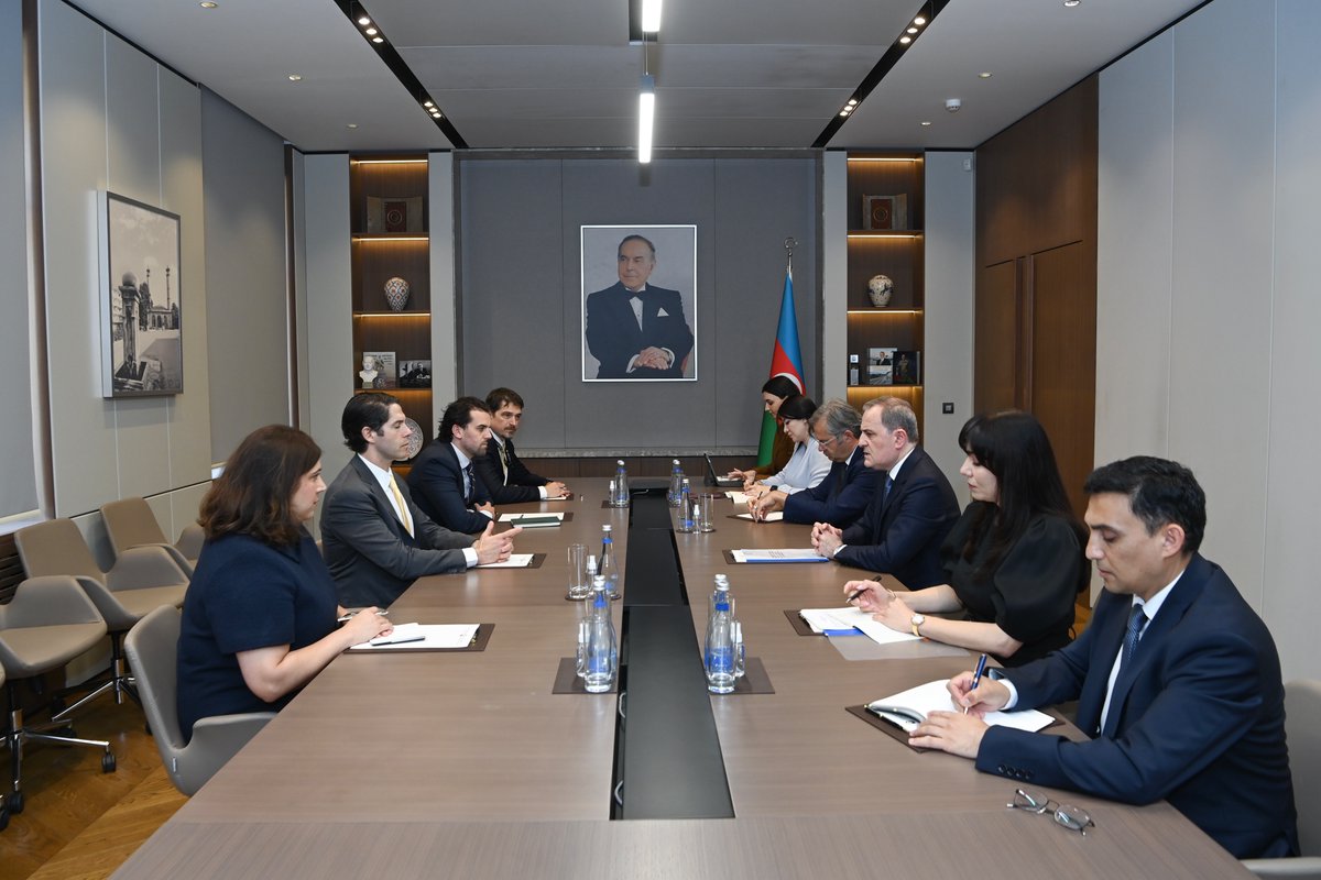 AzerbaijanMFA's tweet photo. Nazir Ceyhun Bayramovun ABŞ Beynəlxalq İnkişaf Maliyyə Korporasiyasının baş icraçı direktoru Ben Blak ilə görüşünə dair mətbuat məlumatı

⬇️⬇️⬇️

https://t.co/ViKxrh8dEH https://t.co/1GDzLlZtvv