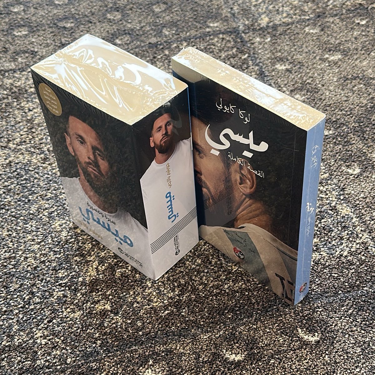 GhaithHAI's tweet photo. زرت المكتبة الآن، ولاحظت صدور سيرة جديدة لميسي. الأسطورة الأرجنتينية. سبق وقد صدر له أيضًا، سيرة مترجمة للصحفي الإيطالي لوكا كايولي وقد قرأتها فورًا. 

والفرق بين السيرتين، هو أن نسخة سيرة ومسيرة ميسي لجويم بالاجي، تعبر عن السيرة الرسمية المعتمدة لحياة ميسي. حظي مؤلفها بوصول غير مسبوق إلى الدائرة القريبة من عائلة ميسي ومدربيه وزملائه لا سيما تحليل بيب غوارديولا عنه. حجم الكتاب مرعب، يقع في 1000 صفحة تقريبًا. إن الكتاب كما يقال: إنجيل محبي ميسي. 

أما كتاب ميسي: القصة الكاملة، لوكا كايولي
سيرة مختصرة تعتمد أكثر على الحكايات والطرائف اللافتة، مثل صفقة الانتقال إلى برشلونة المتّفق عليها على منديل ورقي، وأشعة اليد التي كشفت نقص هرمون النمو، وسرّ رفضه أول ميدالية في دوري الأبطال إلخ .. كأنها السيرة الشعبية لحياة ميسي.