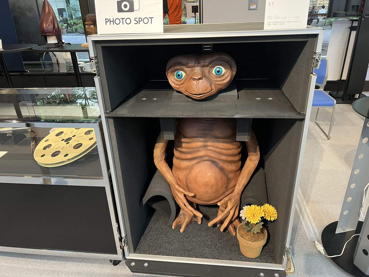 murmur00223's tweet photo. 丸の内、郵船ビルディングにてハリウッド特撮のコレクション展示、今日から一週間ほど？開幕初日だけあってコレクターの方が直接説明してくれました。なべやかんさんもこの分野では著名なコレクターらしく、出典あり。ETを間近に見れました。 https://t.co/Fl0SExuHtd